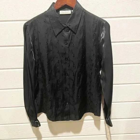 NWT New York City Design Co. Blouse with Flower Embroidery Size Medium - Picture 1 of 8